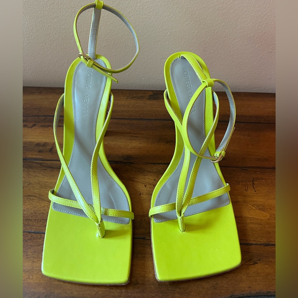 Jaat like new. Worn once -condition amazing. Try to size .